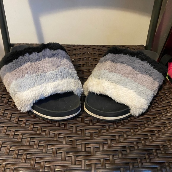 Cute size 5-6 (sm) fuzzy indoor outdoor slippers - Picture 3 of 5